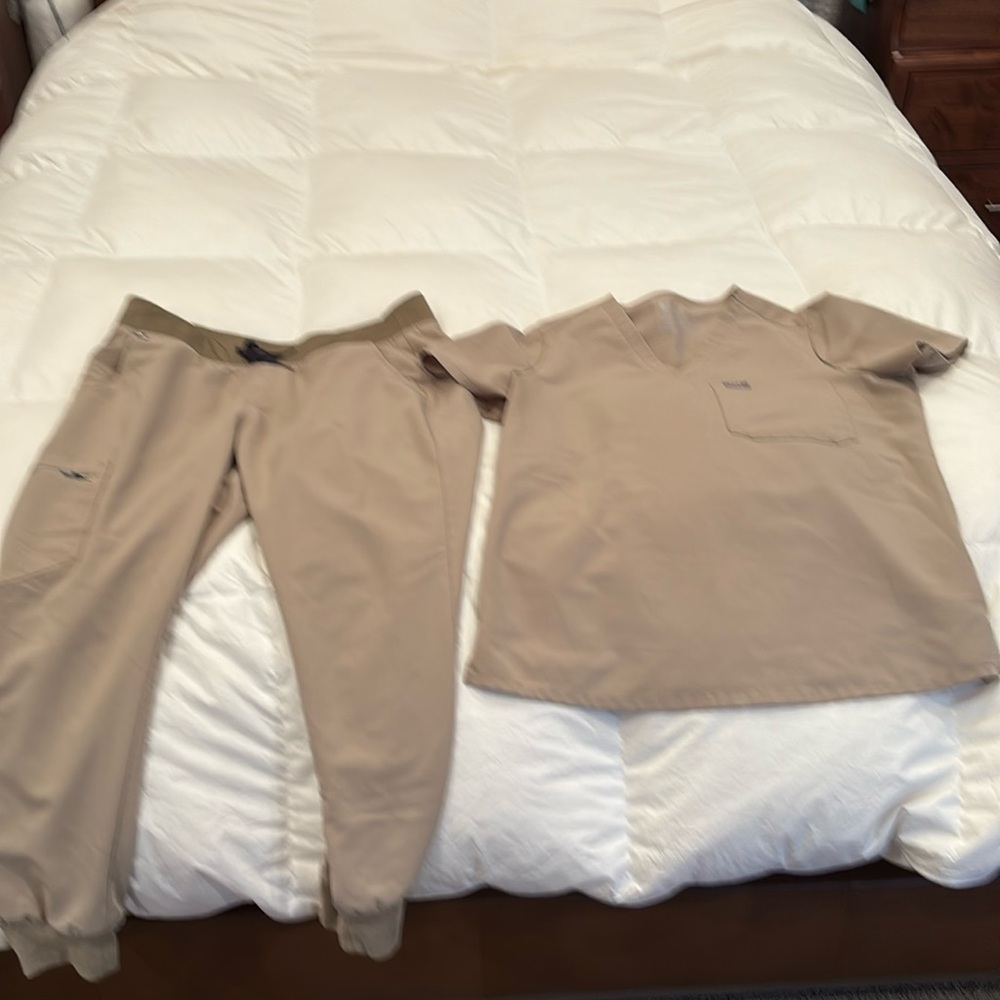 FIGS SAND COLOR SCRUB SET MEDIUM  TOP ; LARGE PETITE  JOGGER BOTTOM